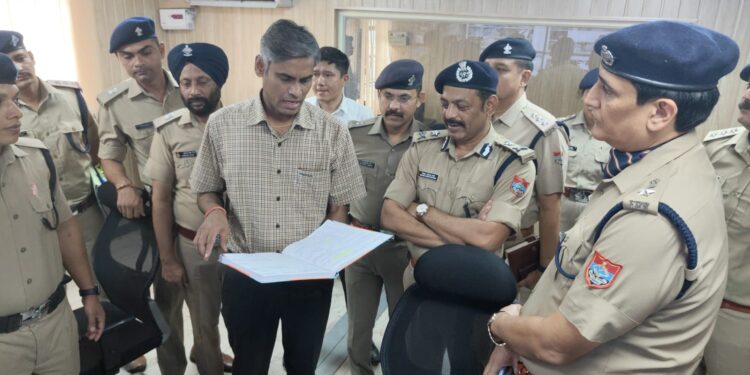 एडीजी मुरुगेशन ने सिटी कंट्रोल रूम की व्यवस्थाओं को परखा