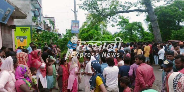दुःखद: स्कूल बस की चपेट में आने से बच्ची की दर्दनाक मौत