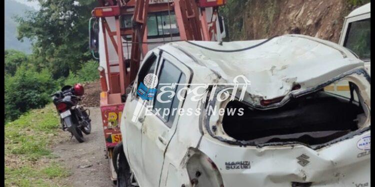 पुलिस कर्मी की कार का फटा टायर, घायल