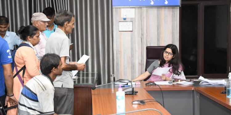 डीएम ने सुनी जनसमस्याएं, सड़क और नहर से अतिक्रमण हटाने के निर्देश