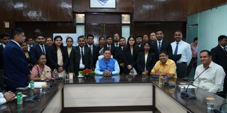 सीएम ने चयनित सहायक अभियोजन अधिकारियों को सौपे नियुक्ति पत्र