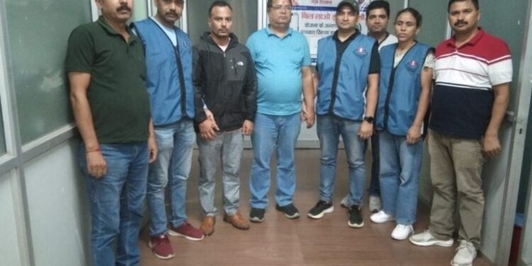 रिश्वत लेते हुए लिपिक और राज्य कर अधिकारी गिरफ्तार