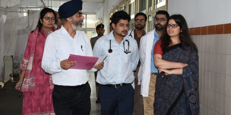 डेंगू: डीएम ने अस्पतालों का किया निरीक्षण, सुविधाओं का लिया जायजा