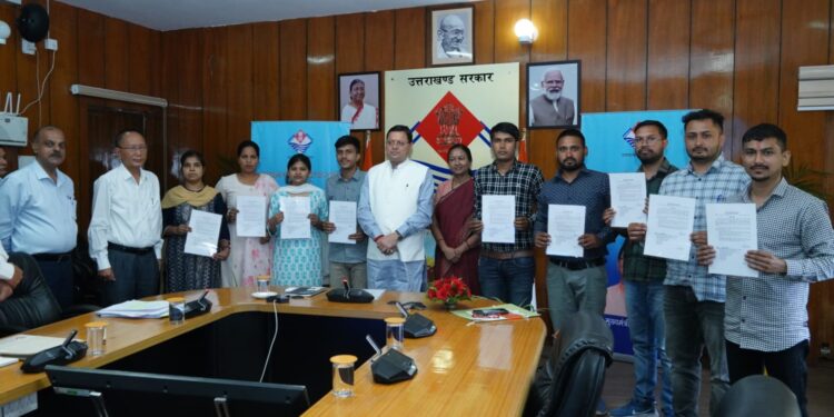 सीएम ने सौंपे 10 को कनिष्ठ सहायक के नियुक्ति पत्र