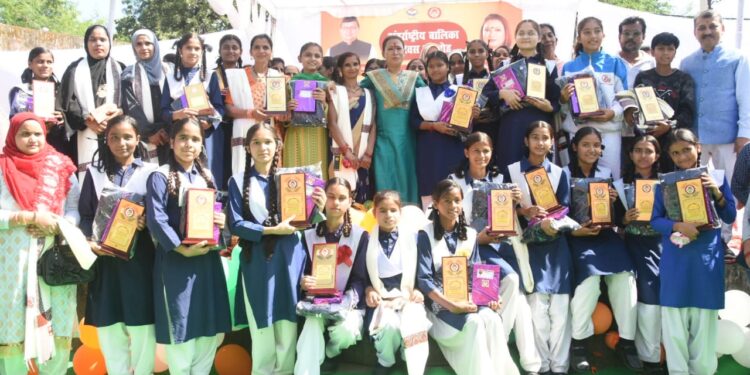 समाज एवं राष्ट्र निर्माण में महिलाओं का उल्लेखनीय योगदान : रेखा आर्य