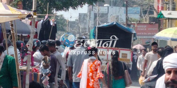 सड़क पर संचालित हो रहा शानि बाज़ार, लोग हो रहे परेशान