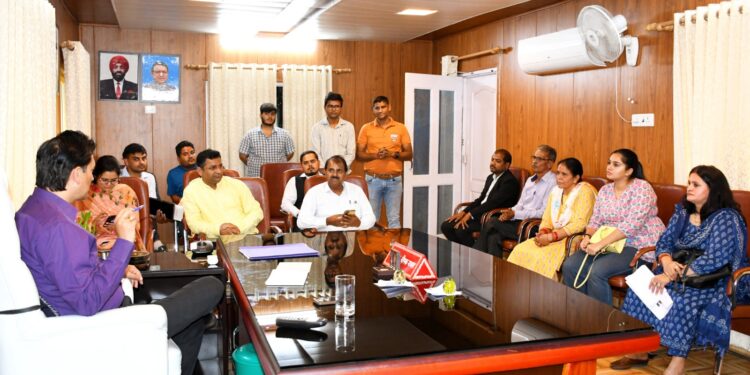 17 साल बाद जमीन पाकर जताया आयुक्त का आभार