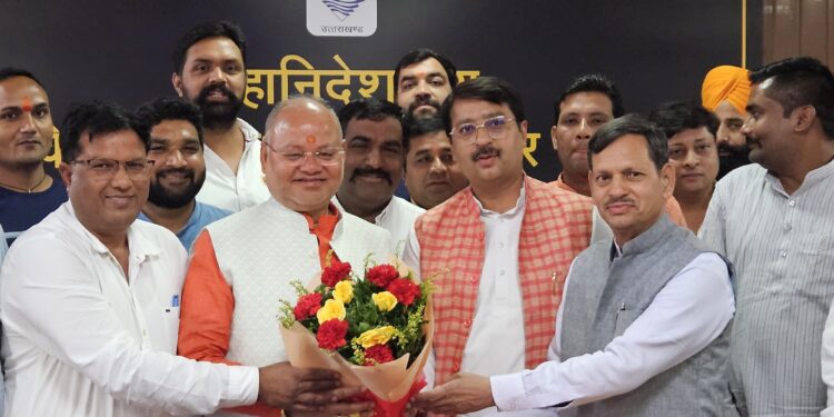 भाजपा नेता सुरेश भट्ट ने संभाला कार्यभार, ग्रामीण स्वास्थ्य व्यवस्था दुरुस्त करने के दिए निर्देश