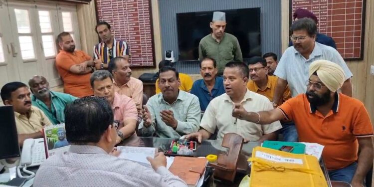 सड़क चौड़ीकरण: नोटिस थमाने पर व्यापारियों का पारा चढ़ा,