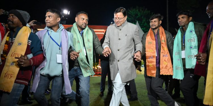 मुख्यमंत्री ने सिलक्यारा से निकाले गए श्रमिकों और उनके परिजनों संग मनाया इगास