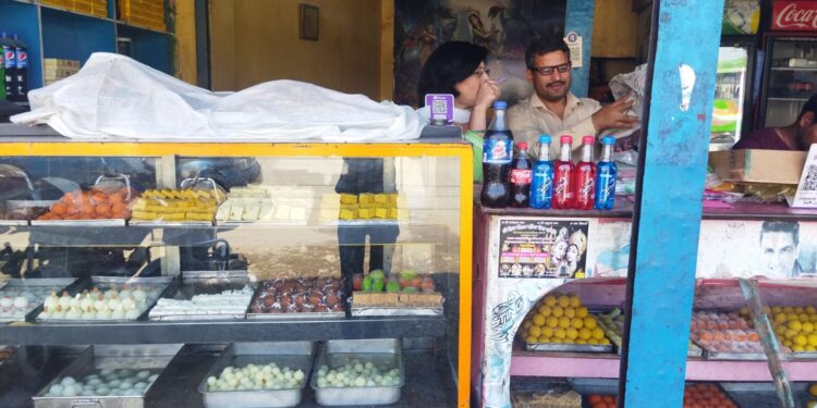 मिठाई की दुकानों का खाद्य विभाग ने लिया जायज़ा, दिए निर्देश