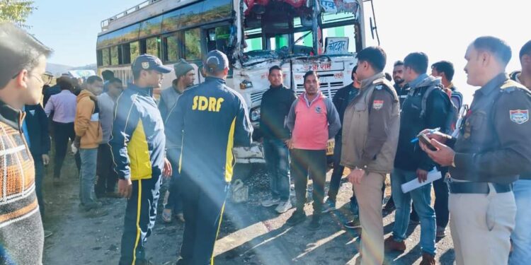 बसों में भिड़ंत, बाल-बाल बचे यात्री, घायलों को पहुँचाया अस्पताल