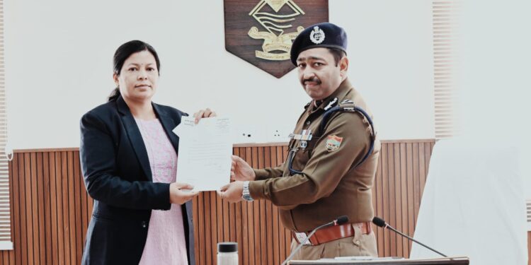 उल्लेखनीय कार्यों के लिए पुलिस कर्मी हेमा ऐठानी सम्मानित