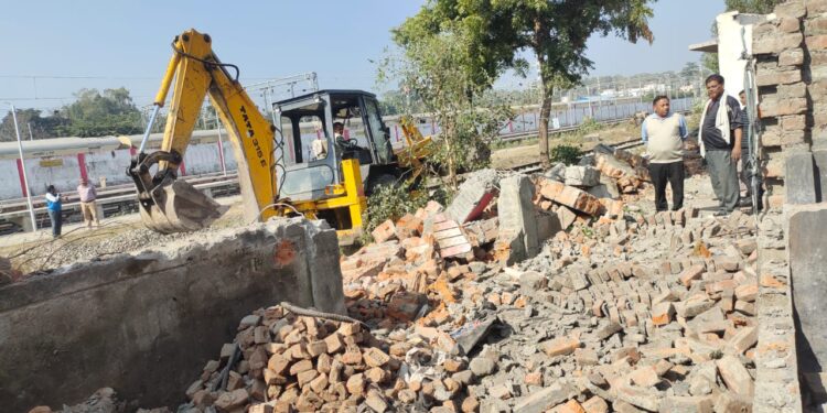 बंगाली कालोनी में चला अतिक्रमण हटाओ अभियान