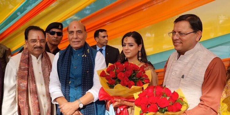 केंद्रीय मंत्री अजय भट्ट की पुत्री के विवाह समारोह में शामिल हुए रक्षा मंत्री और मुख्यमंत्री