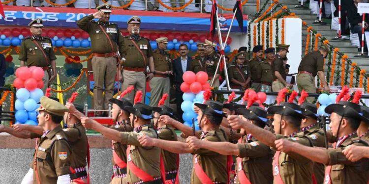 उत्तराखंड डीजीपी अशोक को रिटायरमेंट पर भव्य रैतिक परेड की सलामी