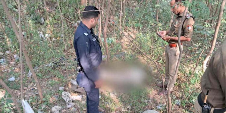 संदिग्ध अवस्था में मिला शव, मौके पर पुलिस