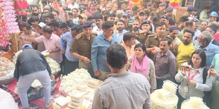 बाजार क्षेत्र में प्रशासन ने चलाया अतिक्रमण हटाओ अभियान