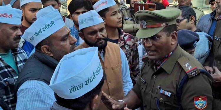 बुध पार्क जा रहे खनन कारोबारियों को पुलिस ने रोका