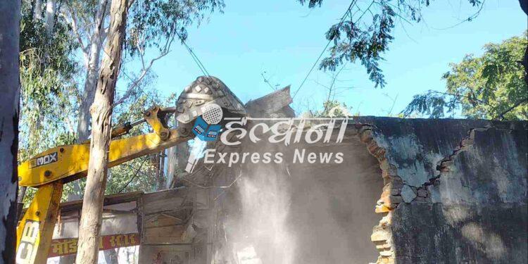 वन विभाग की भूमि पर बनी 44 दुकानों पर चली जेसीबी