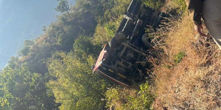 घायल डम्पर चालक की SDRF ने बचाई जान, रेस्क्यू कर भेजा अस्पताल 