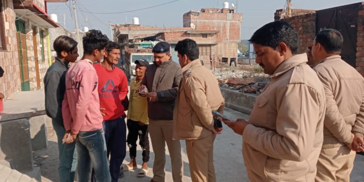 पुलिस ने चलाया सत्यापन अभियान, सत्यापन ना मिलने पर काटे चालान