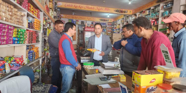 एक्सपायरी दवा बेचने वालों पर कार्यवाही, दो मेडिकल बंद करने के आदेश