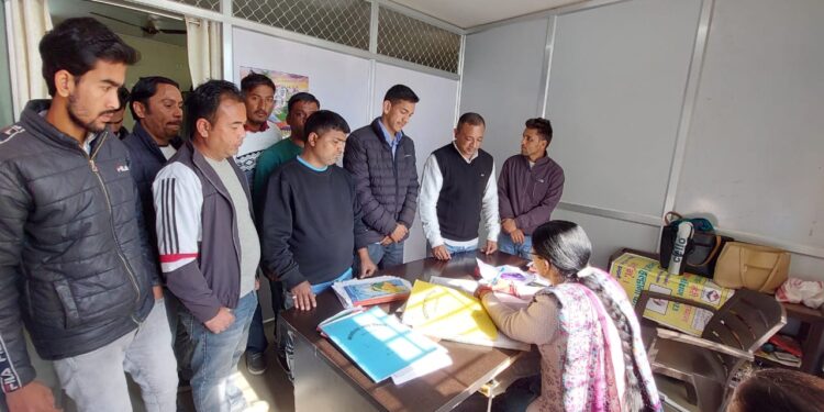 स्ट्रीटलाईटों की समस्या को लेकर कराया अवगत