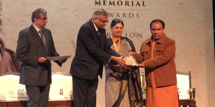 स्वास्थ्य मंत्री डॉ. रावत ने ग्रहण किया टाटा मेमोरियल अवार्ड