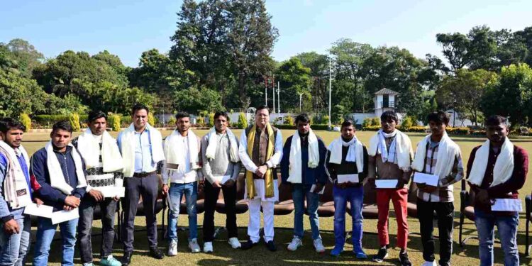 सिलक्यारा सुरंग में बचाव करने वाले रेट माइनर्स को सीएम धामी ने किया सम्मानित