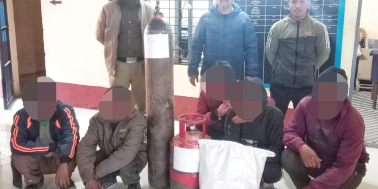 सेना के जवानों ने टरबाइन काटते हुए पांच युवक रंगे हाथ पकड़े