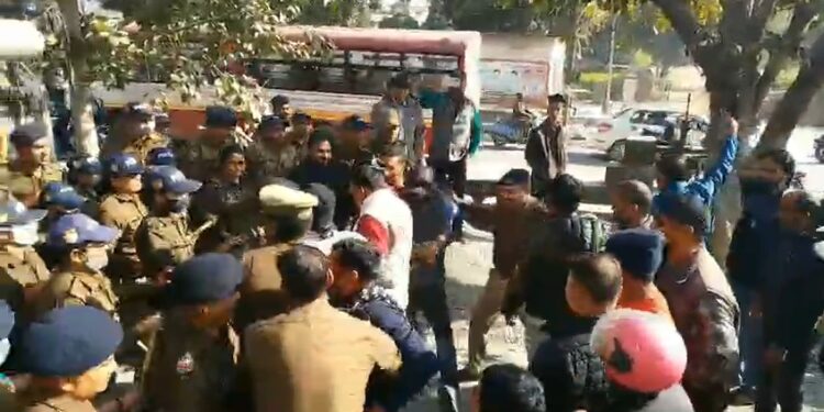 मुख्यमंत्री दौरे का खनन कारोबारियों ने किया विरोध, पुलिस से हुई नोक झोक