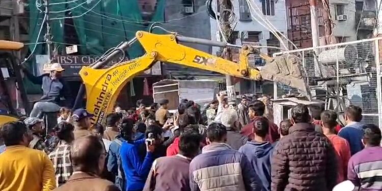 अतिक्रमण पर गरजी JCB, अवैध कब्ज़ों को हटाया