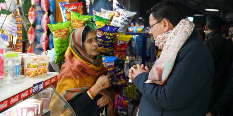 मुख्यमंत्री ने किया आईएसबीटी देहरादून का औचक निरीक्षण, गरीबों को बांटे कंबल