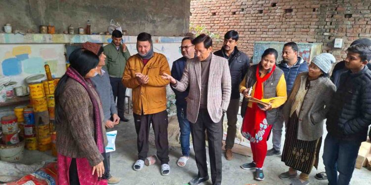 रिहाइशी इलाके में संचालित अवैध पेंट फैक्ट्री पर कसा शिकंजा, आयुक्त रावत ने सुनाया बंद करने का फरमान
