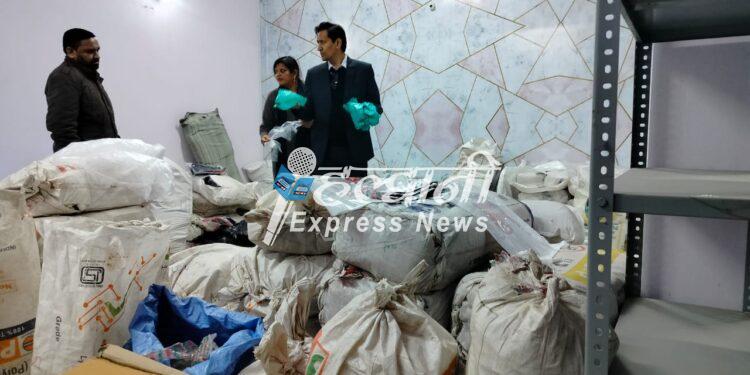 आयुक्त दीपक रावत ने मारा छापा, कई कुंतल पॉलीथिन बरामद
