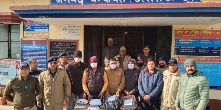 साढ़े पांच किग्रा चरस के साथ छह तस्कर गिरफ्तार