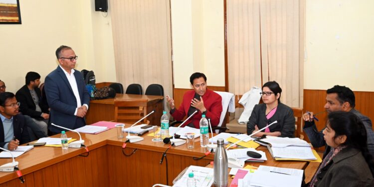 आयुक्त दीपक रावत ने ली विकास प्राधिकरण की बैठक, अधिकारियों को दिए निर्देश