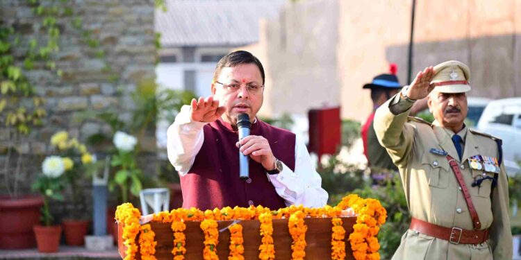 सीएम धामी ने फहराया तिरंगा, दिलाई संविधान उद्देशिका की शपथ