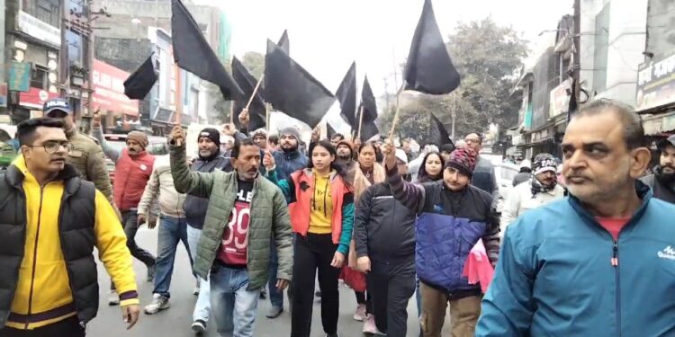 सड़क चौड़ीकरण: व्यापारियों में आक्रोश, काले झंड़ों के साथ सड़क पर उतरे…