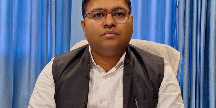 IAS विशाल मिश्रा ने लिया नगर आयुक्त का चार्ज, निगम में प्लास्टिक पर लगाई रोक, क्रेश मशीन लगाने के निर्देश