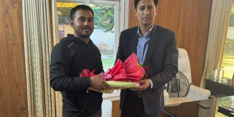धनराशि वापस मिलने पर फरियादी ने जताया कमिश्नर दीपक रावत का आभार