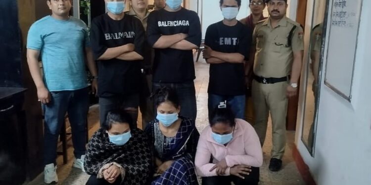 पुलिस ने स्पा सेंटर में की छापेमारी, तीन महिलाएं सहित 6 आरोपी गिरफ्तार