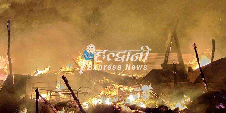 हल्द्वानी में झोपड़ियों में लगी भीषण आग