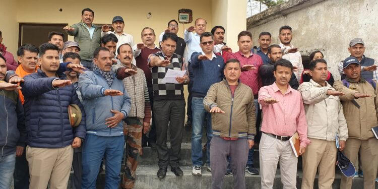 ग्रामीणों ने आश्वासन पर चुनाव बहिष्कार घोषणा ली वापस, जानिए क्या हैं पूरा मामला