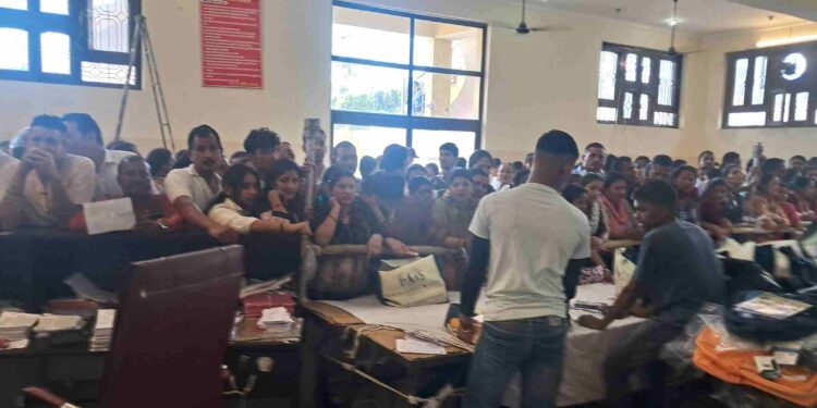 प्रशासन की बुक सेलरो पर नज़र, अधिकारियों ने निरीक्षण कर दिए निर्देश