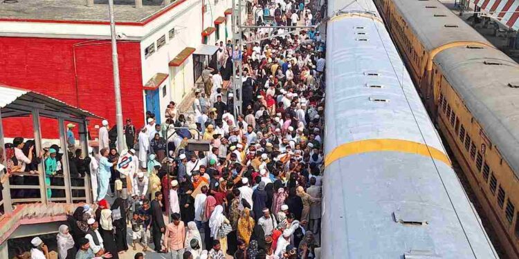 हज यात्रियों को विदाई देने उमड़े परिजन