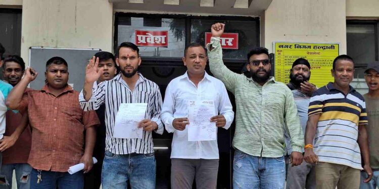 खराब पड़ी स्ट्रीट लाइट का कोई सुधलेवा नहीं, लोग पहुंचे निगम कार्यालय