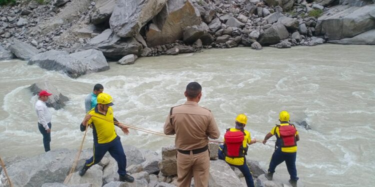 वाहन काली नदी में गिरा, एक मौत, दो लापता