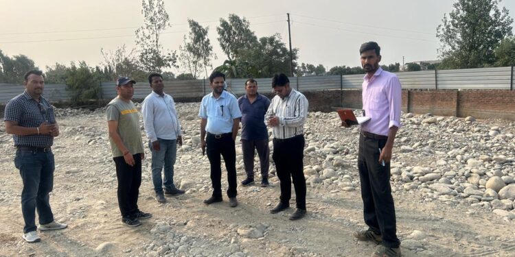 स्टोन क्रेशरों पर छापेमारी, एक क्रेशर सीज़, कई पर लगाया जुर्माना